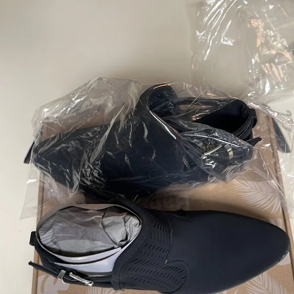 Black boots women’s size 7 brand new never worn and in box - Picture 3 of 4